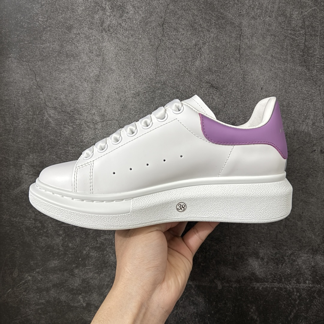 图片[2]-【HT纯原礼盒版】Alexander McQueen/亚历山大麦昆松糕鞋厚底增高小白鞋 紫皮尾 全市场配色最齐(100+配色) 性价比最高 同价位品质无敌 进口丝绸亚光原版正品 水染羊皮内里 羊皮垫脚 回弹度到位 耐磨又舒适 鞋底厚4.5cm 全套原版包装 配件齐全 官方一致 凹凸定制正品原盒包装 右脚鞋舌嵌入防伪芯片装置 外盒鞋标官方二维码扫码+防伪芯片 尺码：35-39-选品中心