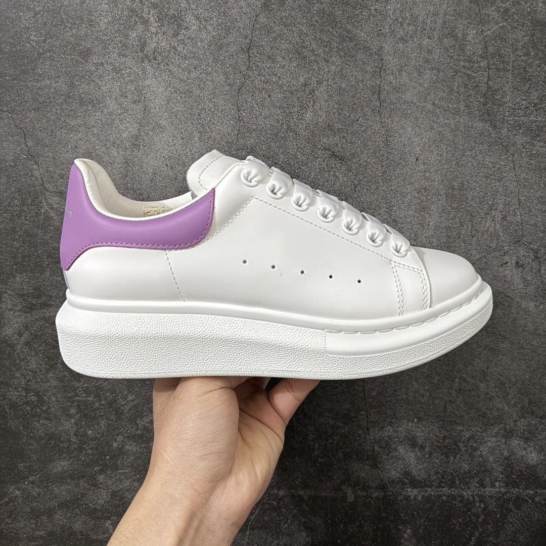 【HT纯原礼盒版】Alexander McQueen/亚历山大麦昆松糕鞋厚底增高小白鞋 紫皮尾 全市场配色最齐(100+配色) 性价比最高 同价位品质无敌 进口丝绸亚光原版正品 水染羊皮内里 羊皮垫脚 回弹度到位 耐磨又舒适 鞋底厚4.5cm 全套原版包装 配件齐全 官方一致 凹凸定制正品原盒包装 右脚鞋舌嵌入防伪芯片装置 外盒鞋标官方二维码扫码+防伪芯片 尺码：35-39-选品中心