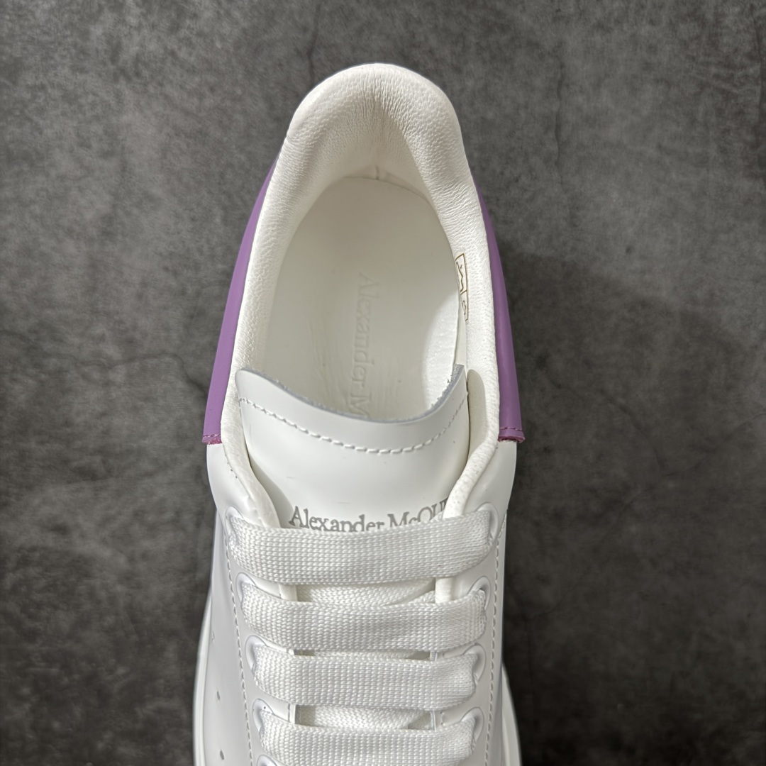 图片[8]-【HT纯原礼盒版】Alexander McQueen/亚历山大麦昆松糕鞋厚底增高小白鞋 紫皮尾 全市场配色最齐(100+配色) 性价比最高 同价位品质无敌 进口丝绸亚光原版正品 水染羊皮内里 羊皮垫脚 回弹度到位 耐磨又舒适 鞋底厚4.5cm 全套原版包装 配件齐全 官方一致 凹凸定制正品原盒包装 右脚鞋舌嵌入防伪芯片装置 外盒鞋标官方二维码扫码+防伪芯片 尺码：35-39-选品中心