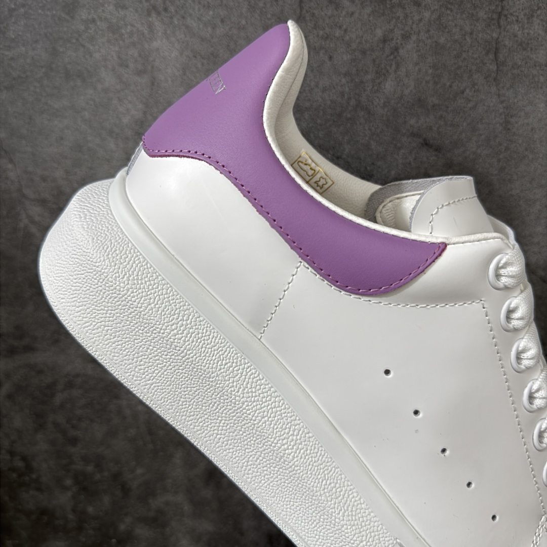 图片[7]-【HT纯原礼盒版】Alexander McQueen/亚历山大麦昆松糕鞋厚底增高小白鞋 紫皮尾 全市场配色最齐(100+配色) 性价比最高 同价位品质无敌 进口丝绸亚光原版正品 水染羊皮内里 羊皮垫脚 回弹度到位 耐磨又舒适 鞋底厚4.5cm 全套原版包装 配件齐全 官方一致 凹凸定制正品原盒包装 右脚鞋舌嵌入防伪芯片装置 外盒鞋标官方二维码扫码+防伪芯片 尺码：35-39-选品中心