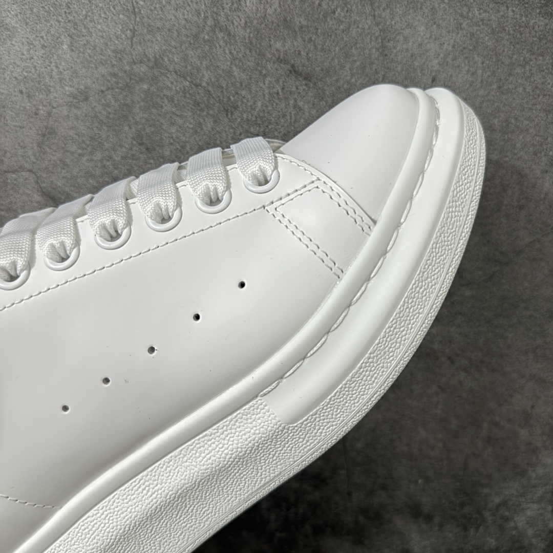 图片[6]-【HT纯原礼盒版】Alexander McQueen/亚历山大麦昆松糕鞋厚底增高小白鞋 紫皮尾 全市场配色最齐(100+配色) 性价比最高 同价位品质无敌 进口丝绸亚光原版正品 水染羊皮内里 羊皮垫脚 回弹度到位 耐磨又舒适 鞋底厚4.5cm 全套原版包装 配件齐全 官方一致 凹凸定制正品原盒包装 右脚鞋舌嵌入防伪芯片装置 外盒鞋标官方二维码扫码+防伪芯片 尺码：35-39-选品中心