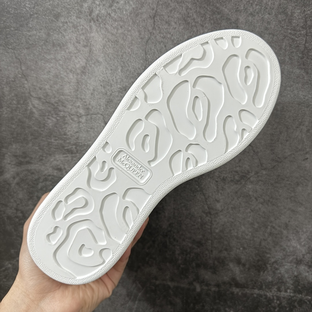 图片[9]-【HT纯原礼盒版】Alexander McQueen/亚历山大麦昆松糕鞋厚底增高小白鞋 紫皮尾 全市场配色最齐(100+配色) 性价比最高 同价位品质无敌 进口丝绸亚光原版正品 水染羊皮内里 羊皮垫脚 回弹度到位 耐磨又舒适 鞋底厚4.5cm 全套原版包装 配件齐全 官方一致 凹凸定制正品原盒包装 右脚鞋舌嵌入防伪芯片装置 外盒鞋标官方二维码扫码+防伪芯片 尺码：35-39-选品中心