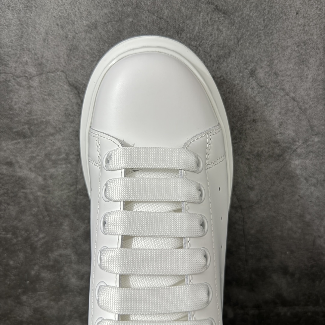 图片[5]-【HT纯原礼盒版】Alexander McQueen/亚历山大麦昆松糕鞋厚底增高小白鞋 黑裂纹 全市场配色最齐(100+配色) 性价比最高 同价位品质无敌 进口丝绸亚光原版正品 水染羊皮内里 羊皮垫脚 回弹度到位 耐磨又舒适 鞋底厚4.5cm 全套原版包装 配件齐全 官方一致 凹凸定制正品原盒包装 右脚鞋舌嵌入防伪芯片装置 外盒鞋标官方二维码扫码+防伪芯片 尺码：35-45-选品中心