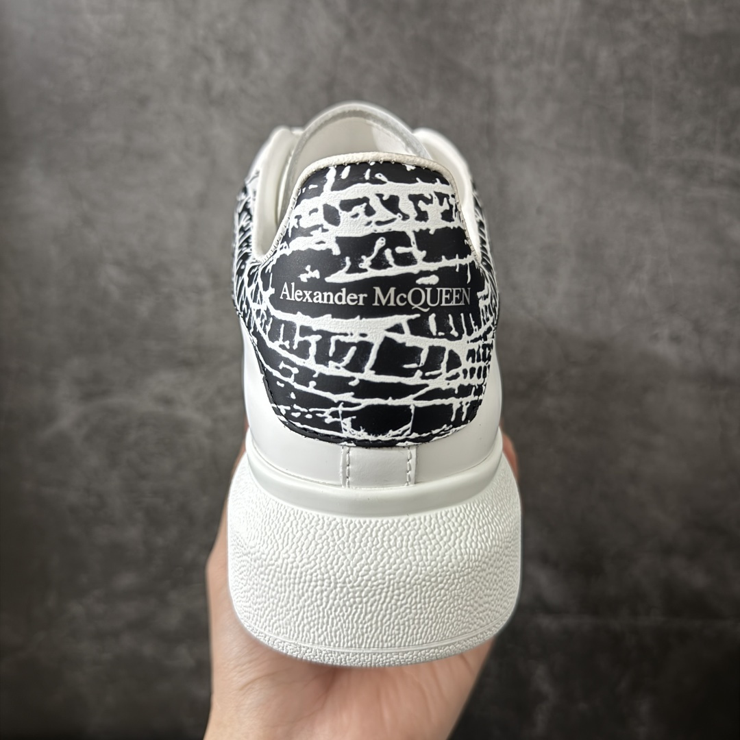 图片[4]-【HT纯原礼盒版】Alexander McQueen/亚历山大麦昆松糕鞋厚底增高小白鞋 黑裂纹 全市场配色最齐(100+配色) 性价比最高 同价位品质无敌 进口丝绸亚光原版正品 水染羊皮内里 羊皮垫脚 回弹度到位 耐磨又舒适 鞋底厚4.5cm 全套原版包装 配件齐全 官方一致 凹凸定制正品原盒包装 右脚鞋舌嵌入防伪芯片装置 外盒鞋标官方二维码扫码+防伪芯片 尺码：35-45-选品中心