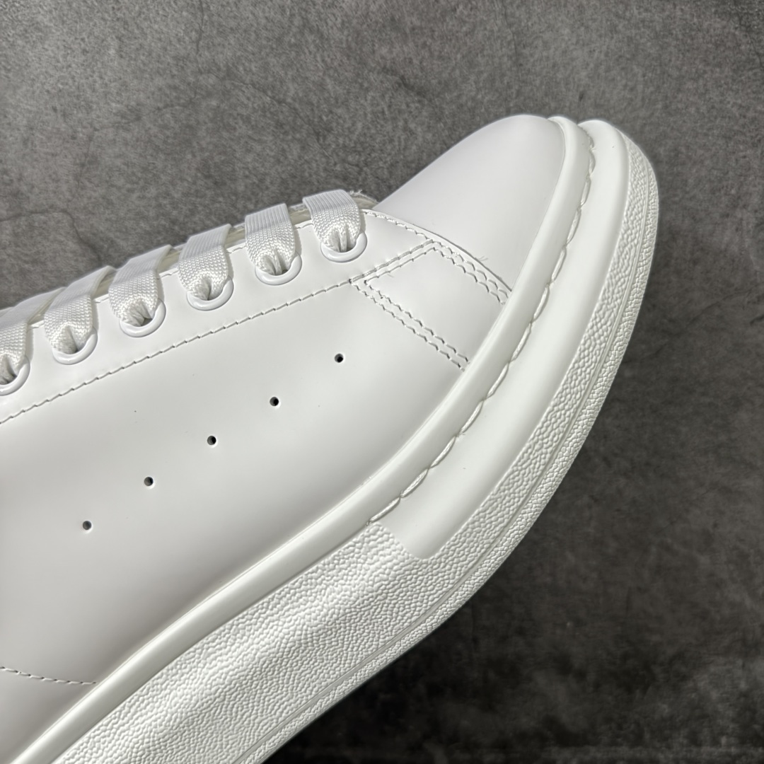 图片[6]-【HT纯原礼盒版】Alexander McQueen/亚历山大麦昆松糕鞋厚底增高小白鞋 黑裂纹 全市场配色最齐(100+配色) 性价比最高 同价位品质无敌 进口丝绸亚光原版正品 水染羊皮内里 羊皮垫脚 回弹度到位 耐磨又舒适 鞋底厚4.5cm 全套原版包装 配件齐全 官方一致 凹凸定制正品原盒包装 右脚鞋舌嵌入防伪芯片装置 外盒鞋标官方二维码扫码+防伪芯片 尺码：35-45-选品中心