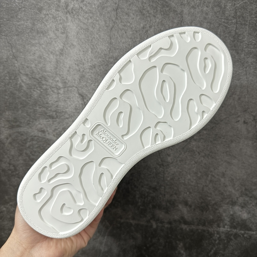 图片[9]-【HT纯原礼盒版】Alexander McQueen/亚历山大麦昆松糕鞋厚底增高小白鞋 黑裂纹 全市场配色最齐(100+配色) 性价比最高 同价位品质无敌 进口丝绸亚光原版正品 水染羊皮内里 羊皮垫脚 回弹度到位 耐磨又舒适 鞋底厚4.5cm 全套原版包装 配件齐全 官方一致 凹凸定制正品原盒包装 右脚鞋舌嵌入防伪芯片装置 外盒鞋标官方二维码扫码+防伪芯片 尺码：35-45-选品中心