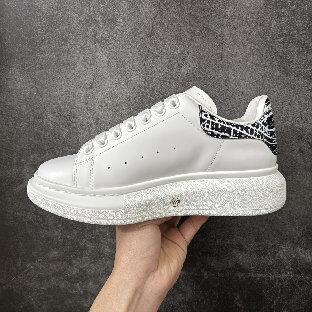 图片[2]-【HT纯原礼盒版】Alexander McQueen/亚历山大麦昆松糕鞋厚底增高小白鞋 黑裂纹 全市场配色最齐(100+配色) 性价比最高 同价位品质无敌 进口丝绸亚光原版正品 水染羊皮内里 羊皮垫脚 回弹度到位 耐磨又舒适 鞋底厚4.5cm 全套原版包装 配件齐全 官方一致 凹凸定制正品原盒包装 右脚鞋舌嵌入防伪芯片装置 外盒鞋标官方二维码扫码+防伪芯片 尺码：35-45-选品中心