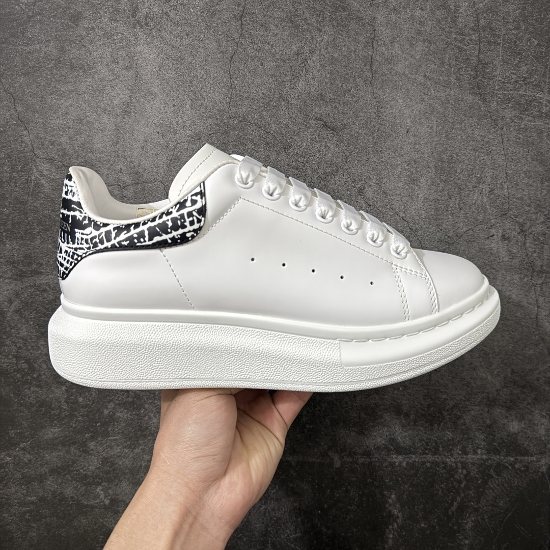 【HT纯原礼盒版】Alexander McQueen/亚历山大麦昆松糕鞋厚底增高小白鞋 黑裂纹 全市场配色最齐(100+配色) 性价比最高 同价位品质无敌 进口丝绸亚光原版正品 水染羊皮内里 羊皮垫脚 回弹度到位 耐磨又舒适 鞋底厚4.5cm 全套原版包装 配件齐全 官方一致 凹凸定制正品原盒包装 右脚鞋舌嵌入防伪芯片装置 外盒鞋标官方二维码扫码+防伪芯片 尺码：35-45-选品中心