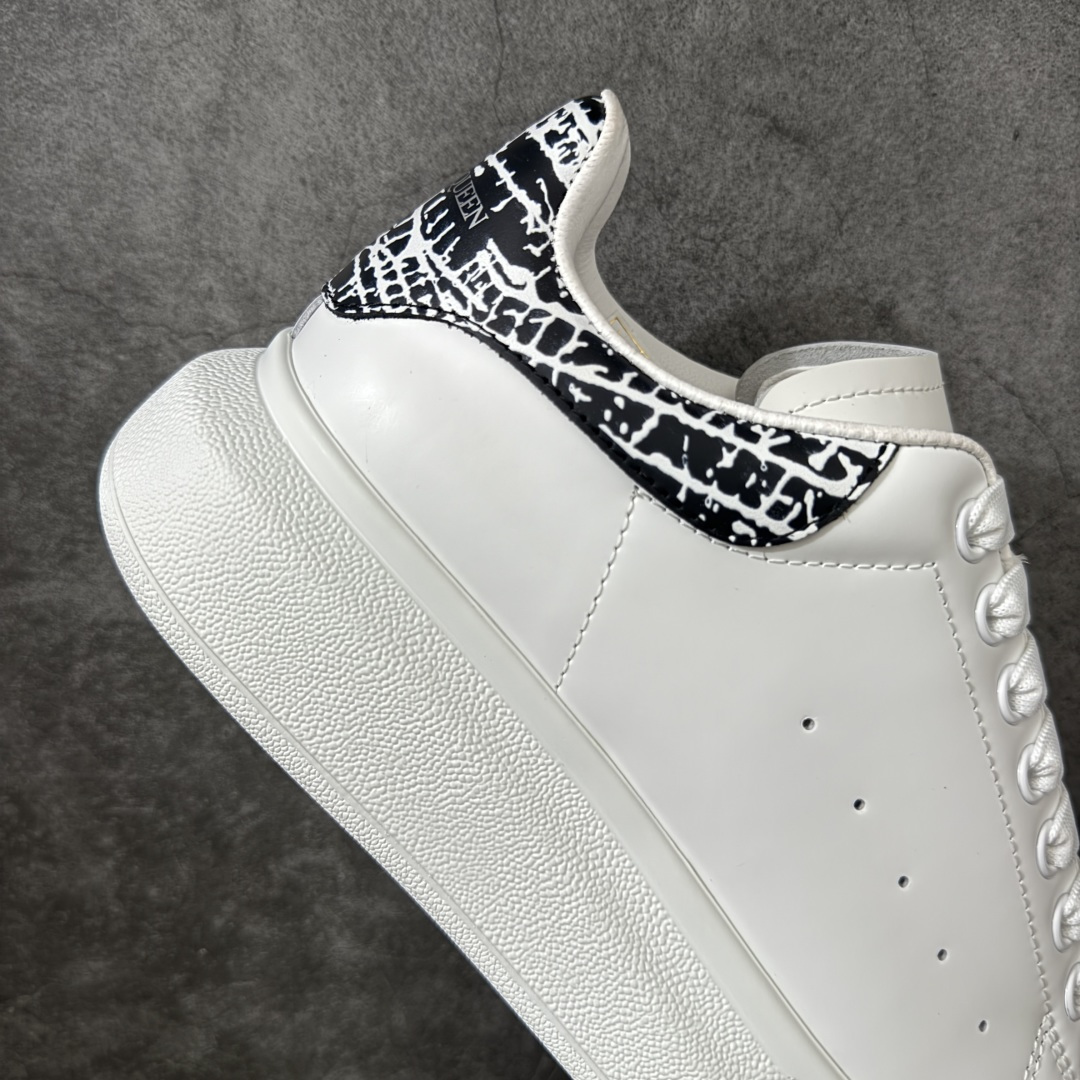 图片[7]-【HT纯原礼盒版】Alexander McQueen/亚历山大麦昆松糕鞋厚底增高小白鞋 黑裂纹 全市场配色最齐(100+配色) 性价比最高 同价位品质无敌 进口丝绸亚光原版正品 水染羊皮内里 羊皮垫脚 回弹度到位 耐磨又舒适 鞋底厚4.5cm 全套原版包装 配件齐全 官方一致 凹凸定制正品原盒包装 右脚鞋舌嵌入防伪芯片装置 外盒鞋标官方二维码扫码+防伪芯片 尺码：35-45-选品中心