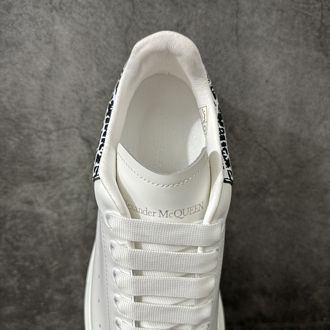 图片[8]-【HT纯原礼盒版】Alexander McQueen/亚历山大麦昆松糕鞋厚底增高小白鞋 黑裂纹 全市场配色最齐(100+配色) 性价比最高 同价位品质无敌 进口丝绸亚光原版正品 水染羊皮内里 羊皮垫脚 回弹度到位 耐磨又舒适 鞋底厚4.5cm 全套原版包装 配件齐全 官方一致 凹凸定制正品原盒包装 右脚鞋舌嵌入防伪芯片装置 外盒鞋标官方二维码扫码+防伪芯片 尺码：35-45-选品中心