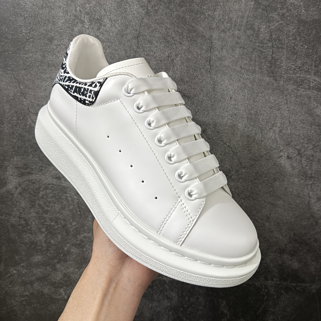 图片[3]-【HT纯原礼盒版】Alexander McQueen/亚历山大麦昆松糕鞋厚底增高小白鞋 黑裂纹 全市场配色最齐(100+配色) 性价比最高 同价位品质无敌 进口丝绸亚光原版正品 水染羊皮内里 羊皮垫脚 回弹度到位 耐磨又舒适 鞋底厚4.5cm 全套原版包装 配件齐全 官方一致 凹凸定制正品原盒包装 右脚鞋舌嵌入防伪芯片装置 外盒鞋标官方二维码扫码+防伪芯片 尺码：35-45-选品中心