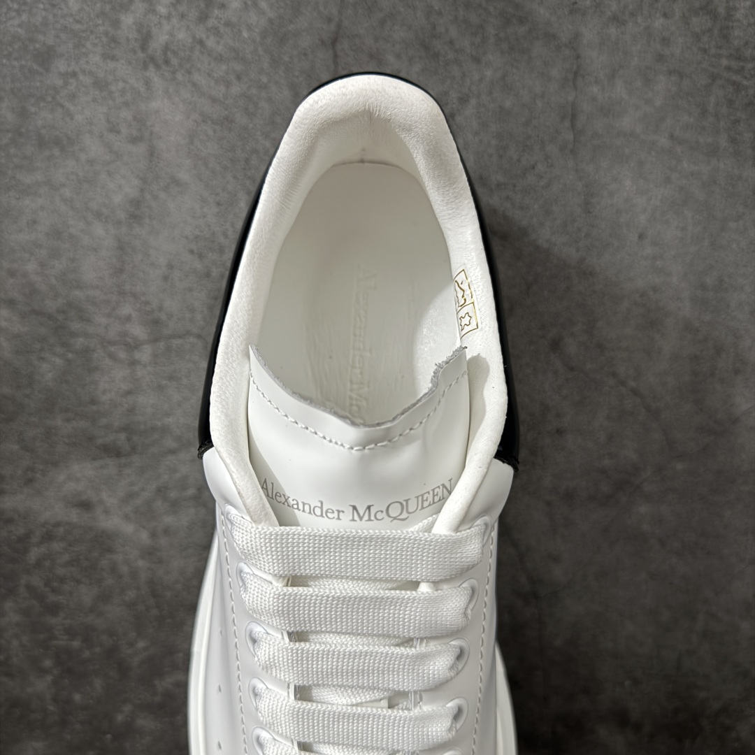 图片[8]-【HT纯原礼盒版】Alexander McQueen/亚历山大麦昆松糕鞋厚底增高小白鞋 黑底漆皮尾 全市场配色最齐(100+配色) 性价比最高 同价位品质无敌 进口丝绸亚光原版正品 水染羊皮内里 羊皮垫脚 回弹度到位 耐磨又舒适 鞋底厚4.5cm 全套原版包装 配件齐全 官方一致 凹凸定制正品原盒包装 右脚鞋舌嵌入防伪芯片装置 外盒鞋标官方二维码扫码+防伪芯片 尺码：40-45-选品中心