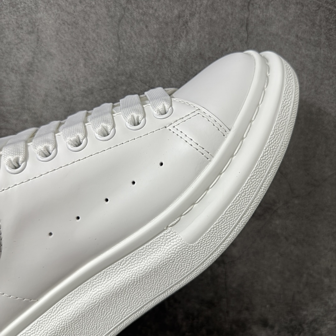 图片[6]-【HT纯原礼盒版】Alexander McQueen/亚历山大麦昆松糕鞋厚底增高小白鞋 黑底漆皮尾 全市场配色最齐(100+配色) 性价比最高 同价位品质无敌 进口丝绸亚光原版正品 水染羊皮内里 羊皮垫脚 回弹度到位 耐磨又舒适 鞋底厚4.5cm 全套原版包装 配件齐全 官方一致 凹凸定制正品原盒包装 右脚鞋舌嵌入防伪芯片装置 外盒鞋标官方二维码扫码+防伪芯片 尺码：40-45-选品中心