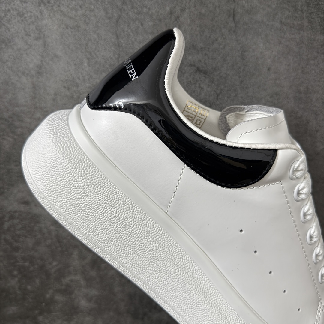 图片[7]-【HT纯原礼盒版】Alexander McQueen/亚历山大麦昆松糕鞋厚底增高小白鞋 黑底漆皮尾 全市场配色最齐(100+配色) 性价比最高 同价位品质无敌 进口丝绸亚光原版正品 水染羊皮内里 羊皮垫脚 回弹度到位 耐磨又舒适 鞋底厚4.5cm 全套原版包装 配件齐全 官方一致 凹凸定制正品原盒包装 右脚鞋舌嵌入防伪芯片装置 外盒鞋标官方二维码扫码+防伪芯片 尺码：40-45-选品中心