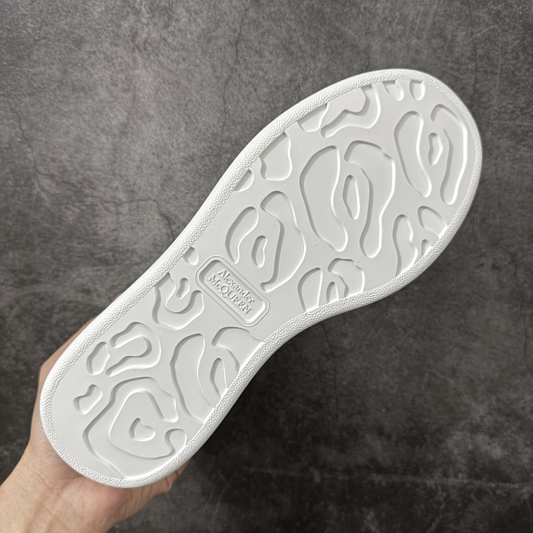 图片[9]-【HT纯原礼盒版】Alexander McQueen/亚历山大麦昆松糕鞋厚底增高小白鞋 黑底漆皮尾 全市场配色最齐(100+配色) 性价比最高 同价位品质无敌 进口丝绸亚光原版正品 水染羊皮内里 羊皮垫脚 回弹度到位 耐磨又舒适 鞋底厚4.5cm 全套原版包装 配件齐全 官方一致 凹凸定制正品原盒包装 右脚鞋舌嵌入防伪芯片装置 外盒鞋标官方二维码扫码+防伪芯片 尺码：40-45-选品中心