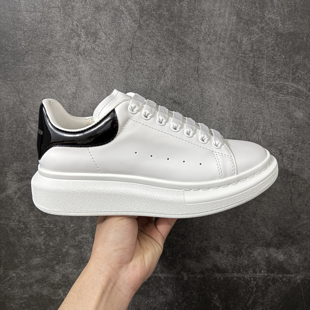 【HT纯原礼盒版】Alexander McQueen/亚历山大麦昆松糕鞋厚底增高小白鞋 黑底漆皮尾 全市场配色最齐(100+配色) 性价比最高 同价位品质无敌 进口丝绸亚光原版正品 水染羊皮内里 羊皮垫脚 回弹度到位 耐磨又舒适 鞋底厚4.5cm 全套原版包装 配件齐全 官方一致 凹凸定制正品原盒包装 右脚鞋舌嵌入防伪芯片装置 外盒鞋标官方二维码扫码+防伪芯片 尺码：40-45-选品中心