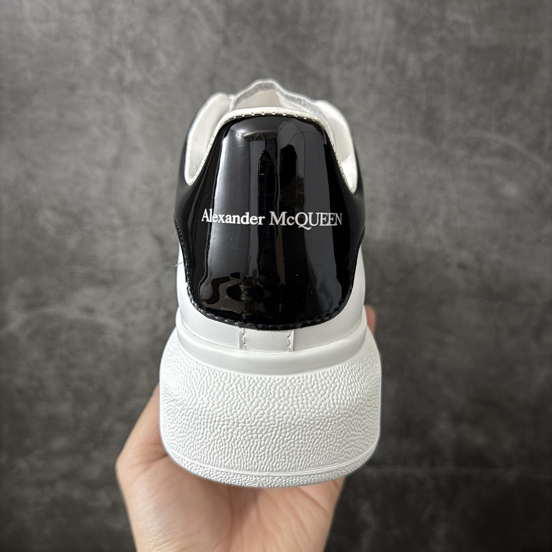 图片[4]-【HT纯原礼盒版】Alexander McQueen/亚历山大麦昆松糕鞋厚底增高小白鞋 黑底漆皮尾 全市场配色最齐(100+配色) 性价比最高 同价位品质无敌 进口丝绸亚光原版正品 水染羊皮内里 羊皮垫脚 回弹度到位 耐磨又舒适 鞋底厚4.5cm 全套原版包装 配件齐全 官方一致 凹凸定制正品原盒包装 右脚鞋舌嵌入防伪芯片装置 外盒鞋标官方二维码扫码+防伪芯片 尺码：40-45-选品中心