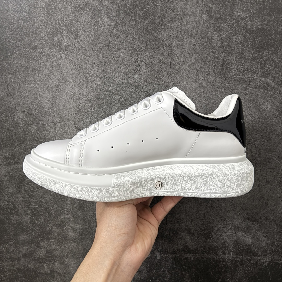 图片[2]-【HT纯原礼盒版】Alexander McQueen/亚历山大麦昆松糕鞋厚底增高小白鞋 黑底漆皮尾 全市场配色最齐(100+配色) 性价比最高 同价位品质无敌 进口丝绸亚光原版正品 水染羊皮内里 羊皮垫脚 回弹度到位 耐磨又舒适 鞋底厚4.5cm 全套原版包装 配件齐全 官方一致 凹凸定制正品原盒包装 右脚鞋舌嵌入防伪芯片装置 外盒鞋标官方二维码扫码+防伪芯片 尺码：40-45-选品中心