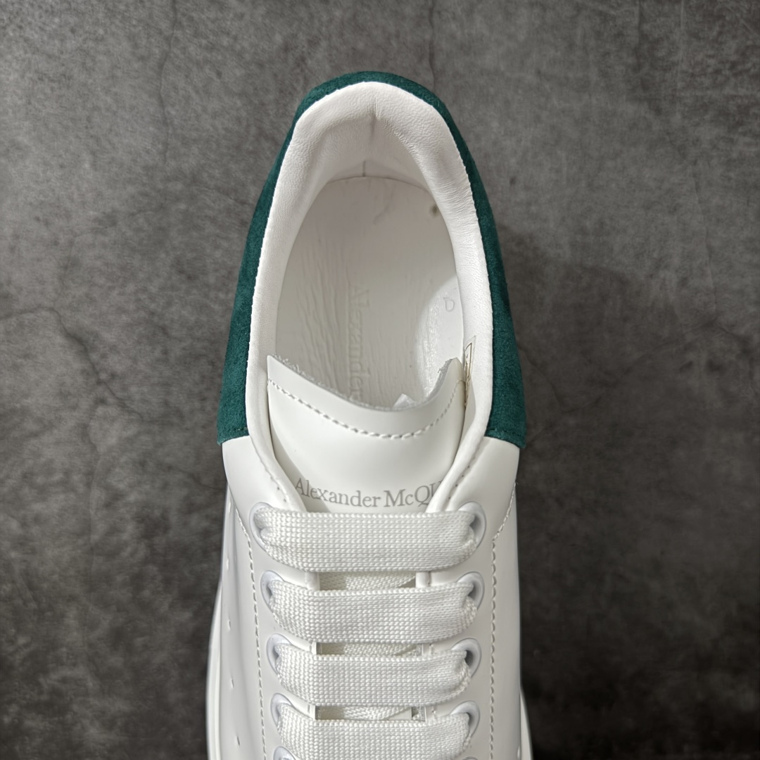 图片[8]-【HT纯原礼盒版】Alexander McQueen/亚历山大麦昆松糕鞋厚底增高小白鞋 绿绒尾 全市场配色最齐(100+配色) 性价比最高 同价位品质无敌 进口丝绸亚光原版正品 水染羊皮内里 羊皮垫脚 回弹度到位 耐磨又舒适 鞋底厚4.5cm 全套原版包装 配件齐全 官方一致 凹凸定制正品原盒包装 右脚鞋舌嵌入防伪芯片装置 外盒鞋标官方二维码扫码+防伪芯片 尺码：35-45-选品中心