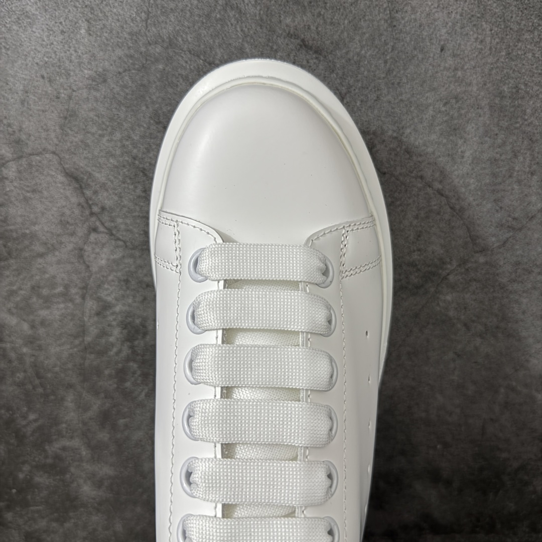 图片[5]-【HT纯原礼盒版】Alexander McQueen/亚历山大麦昆松糕鞋厚底增高小白鞋 绿绒尾 全市场配色最齐(100+配色) 性价比最高 同价位品质无敌 进口丝绸亚光原版正品 水染羊皮内里 羊皮垫脚 回弹度到位 耐磨又舒适 鞋底厚4.5cm 全套原版包装 配件齐全 官方一致 凹凸定制正品原盒包装 右脚鞋舌嵌入防伪芯片装置 外盒鞋标官方二维码扫码+防伪芯片 尺码：35-45-选品中心