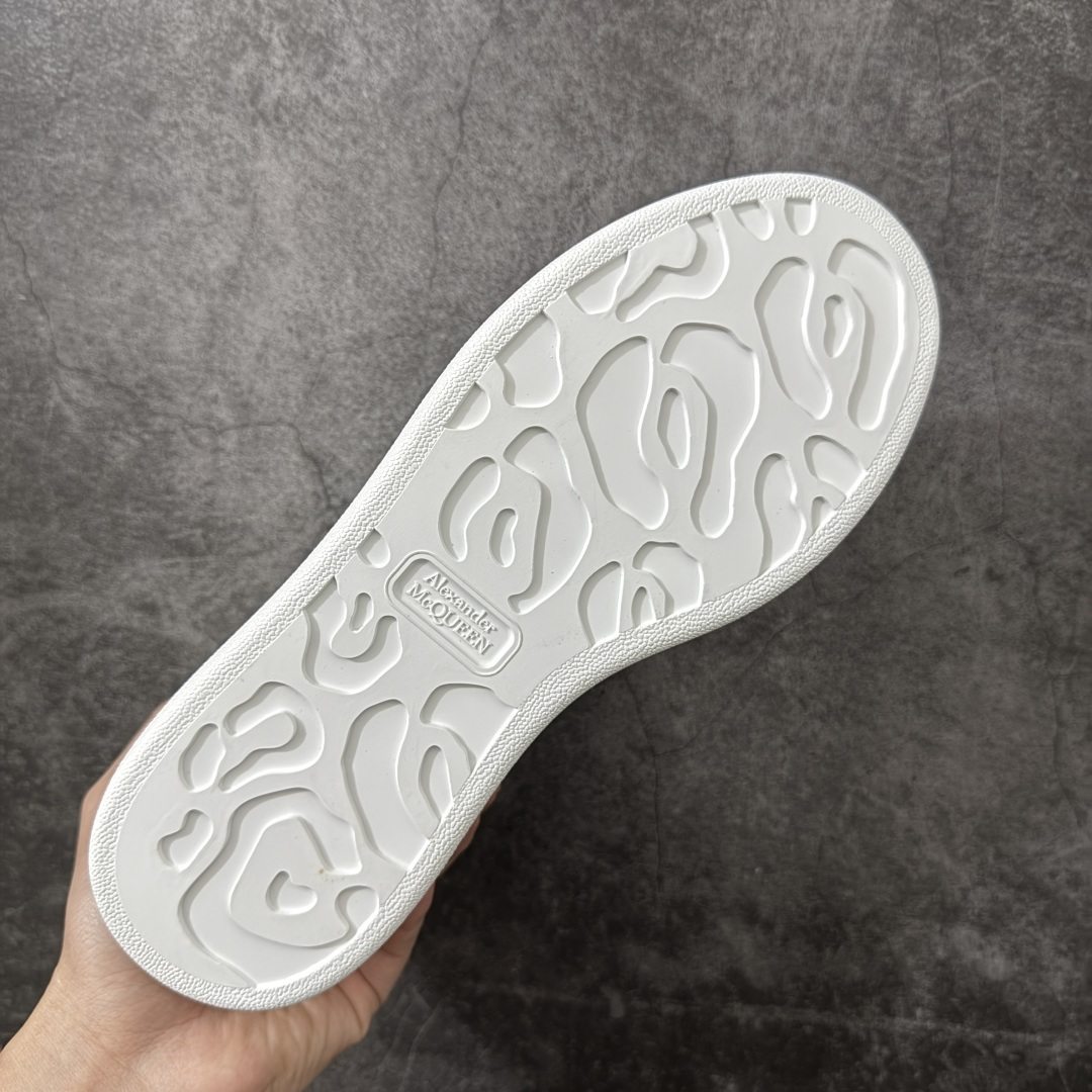 图片[9]-【HT纯原礼盒版】Alexander McQueen/亚历山大麦昆松糕鞋厚底增高小白鞋 绿绒尾 全市场配色最齐(100+配色) 性价比最高 同价位品质无敌 进口丝绸亚光原版正品 水染羊皮内里 羊皮垫脚 回弹度到位 耐磨又舒适 鞋底厚4.5cm 全套原版包装 配件齐全 官方一致 凹凸定制正品原盒包装 右脚鞋舌嵌入防伪芯片装置 外盒鞋标官方二维码扫码+防伪芯片 尺码：35-45-选品中心