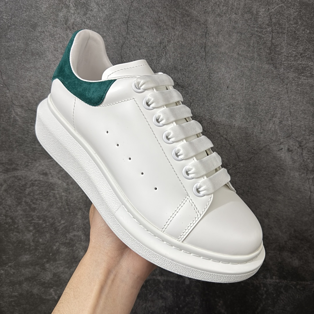 图片[3]-【HT纯原礼盒版】Alexander McQueen/亚历山大麦昆松糕鞋厚底增高小白鞋 绿绒尾 全市场配色最齐(100+配色) 性价比最高 同价位品质无敌 进口丝绸亚光原版正品 水染羊皮内里 羊皮垫脚 回弹度到位 耐磨又舒适 鞋底厚4.5cm 全套原版包装 配件齐全 官方一致 凹凸定制正品原盒包装 右脚鞋舌嵌入防伪芯片装置 外盒鞋标官方二维码扫码+防伪芯片 尺码：35-45-选品中心