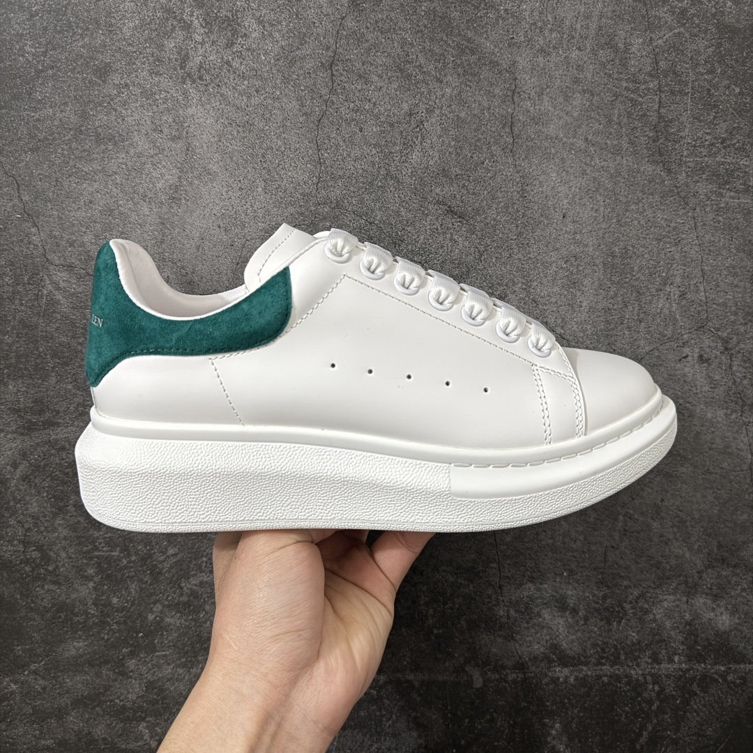 【HT纯原礼盒版】Alexander McQueen/亚历山大麦昆松糕鞋厚底增高小白鞋 绿绒尾 全市场配色最齐(100+配色) 性价比最高 同价位品质无敌 进口丝绸亚光原版正品 水染羊皮内里 羊皮垫脚 回弹度到位 耐磨又舒适 鞋底厚4.5cm 全套原版包装 配件齐全 官方一致 凹凸定制正品原盒包装 右脚鞋舌嵌入防伪芯片装置 外盒鞋标官方二维码扫码+防伪芯片 尺码：35-45-选品中心
