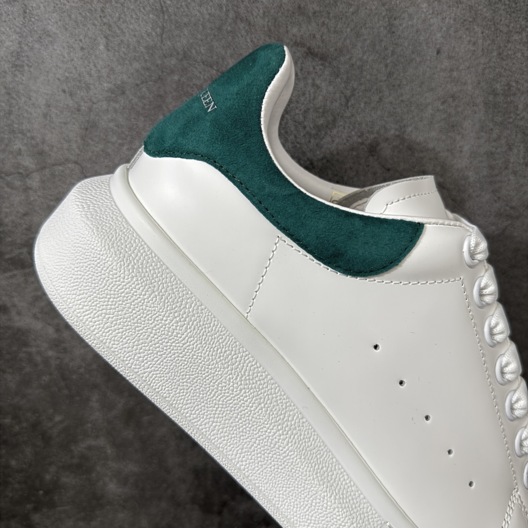 图片[7]-【HT纯原礼盒版】Alexander McQueen/亚历山大麦昆松糕鞋厚底增高小白鞋 绿绒尾 全市场配色最齐(100+配色) 性价比最高 同价位品质无敌 进口丝绸亚光原版正品 水染羊皮内里 羊皮垫脚 回弹度到位 耐磨又舒适 鞋底厚4.5cm 全套原版包装 配件齐全 官方一致 凹凸定制正品原盒包装 右脚鞋舌嵌入防伪芯片装置 外盒鞋标官方二维码扫码+防伪芯片 尺码：35-45-选品中心