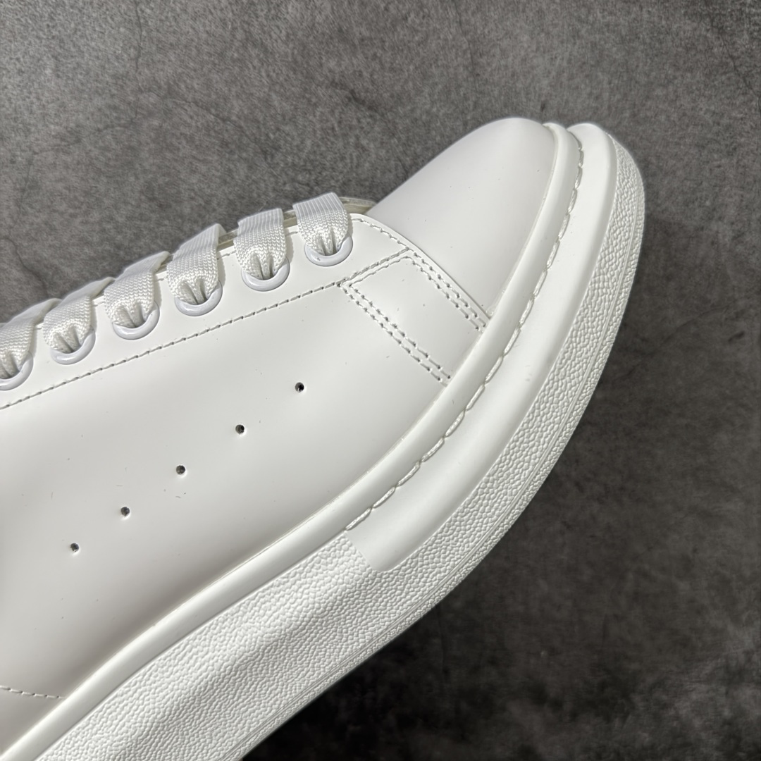 图片[6]-【HT纯原礼盒版】Alexander McQueen/亚历山大麦昆松糕鞋厚底增高小白鞋 绿绒尾 全市场配色最齐(100+配色) 性价比最高 同价位品质无敌 进口丝绸亚光原版正品 水染羊皮内里 羊皮垫脚 回弹度到位 耐磨又舒适 鞋底厚4.5cm 全套原版包装 配件齐全 官方一致 凹凸定制正品原盒包装 右脚鞋舌嵌入防伪芯片装置 外盒鞋标官方二维码扫码+防伪芯片 尺码：35-45-选品中心