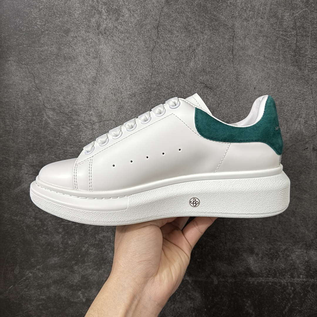 图片[2]-【HT纯原礼盒版】Alexander McQueen/亚历山大麦昆松糕鞋厚底增高小白鞋 绿绒尾 全市场配色最齐(100+配色) 性价比最高 同价位品质无敌 进口丝绸亚光原版正品 水染羊皮内里 羊皮垫脚 回弹度到位 耐磨又舒适 鞋底厚4.5cm 全套原版包装 配件齐全 官方一致 凹凸定制正品原盒包装 右脚鞋舌嵌入防伪芯片装置 外盒鞋标官方二维码扫码+防伪芯片 尺码：35-45-选品中心