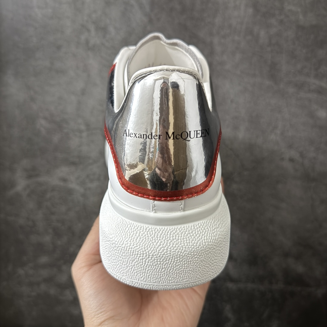 图片[4]-【HT纯原礼盒版】Alexander McQueen/亚历山大麦昆松糕鞋厚底增高小白鞋 白银红尾 全市场配色最齐(100+配色) 性价比最高 同价位品质无敌 进口丝绸亚光原版正品 水染羊皮内里 羊皮垫脚 回弹度到位 耐磨又舒适 鞋底厚4.5cm 全套原版包装 配件齐全 官方一致 凹凸定制正品原盒包装 右脚鞋舌嵌入防伪芯片装置 外盒鞋标官方二维码扫码+防伪芯片 尺码：40-45-选品中心
