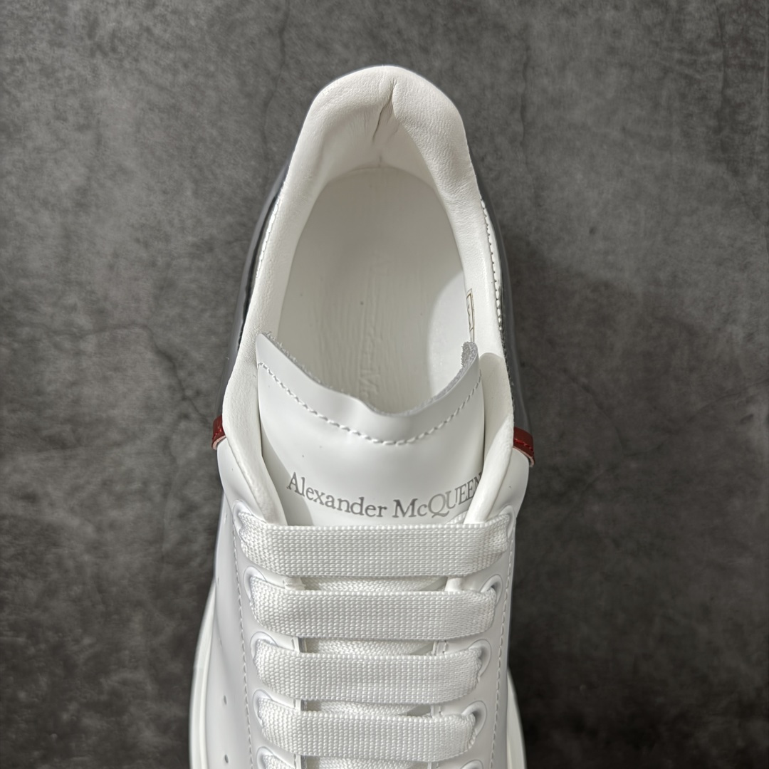 图片[8]-【HT纯原礼盒版】Alexander McQueen/亚历山大麦昆松糕鞋厚底增高小白鞋 白银红尾 全市场配色最齐(100+配色) 性价比最高 同价位品质无敌 进口丝绸亚光原版正品 水染羊皮内里 羊皮垫脚 回弹度到位 耐磨又舒适 鞋底厚4.5cm 全套原版包装 配件齐全 官方一致 凹凸定制正品原盒包装 右脚鞋舌嵌入防伪芯片装置 外盒鞋标官方二维码扫码+防伪芯片 尺码：40-45-选品中心