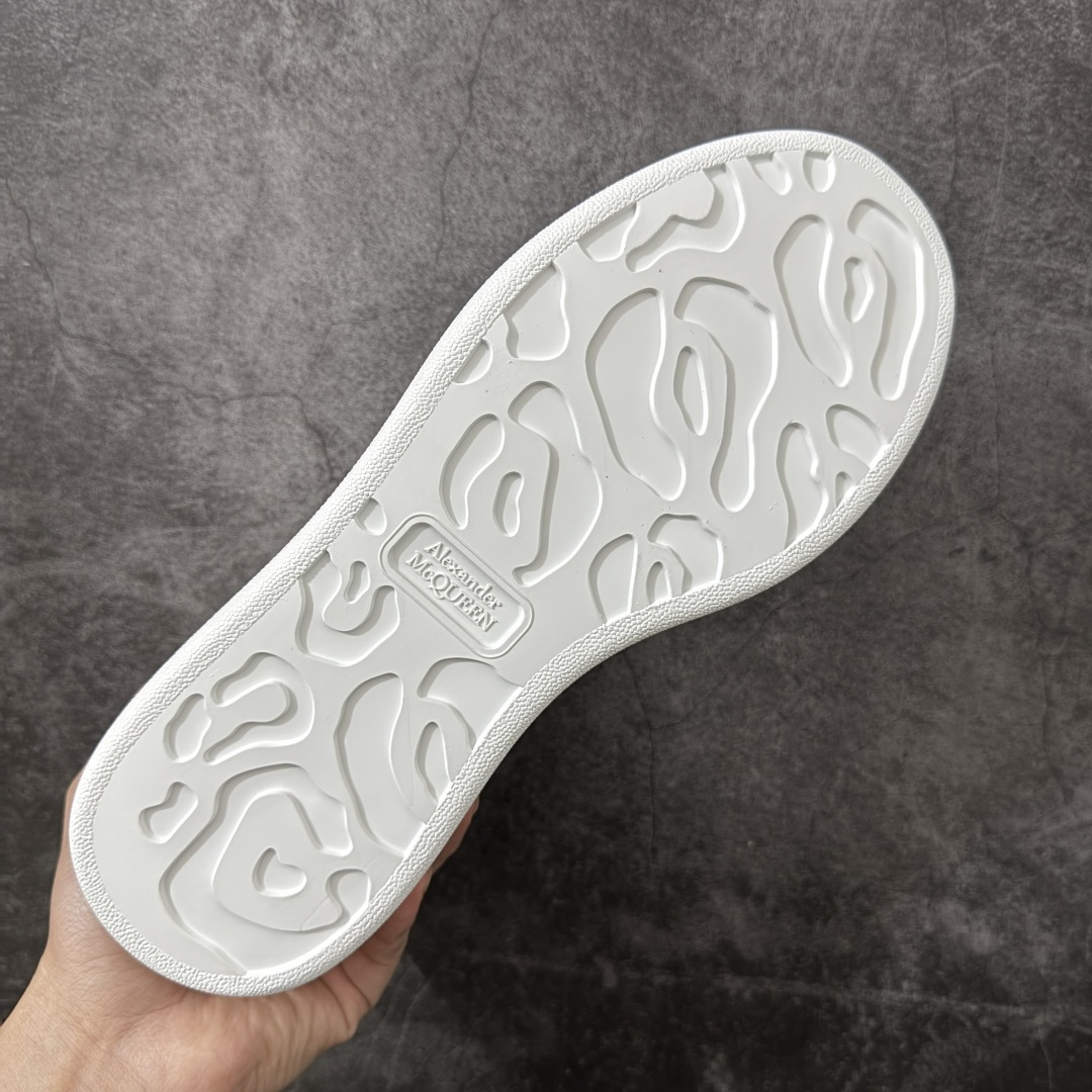 图片[9]-【HT纯原礼盒版】Alexander McQueen/亚历山大麦昆松糕鞋厚底增高小白鞋 白银红尾 全市场配色最齐(100+配色) 性价比最高 同价位品质无敌 进口丝绸亚光原版正品 水染羊皮内里 羊皮垫脚 回弹度到位 耐磨又舒适 鞋底厚4.5cm 全套原版包装 配件齐全 官方一致 凹凸定制正品原盒包装 右脚鞋舌嵌入防伪芯片装置 外盒鞋标官方二维码扫码+防伪芯片 尺码：40-45-选品中心