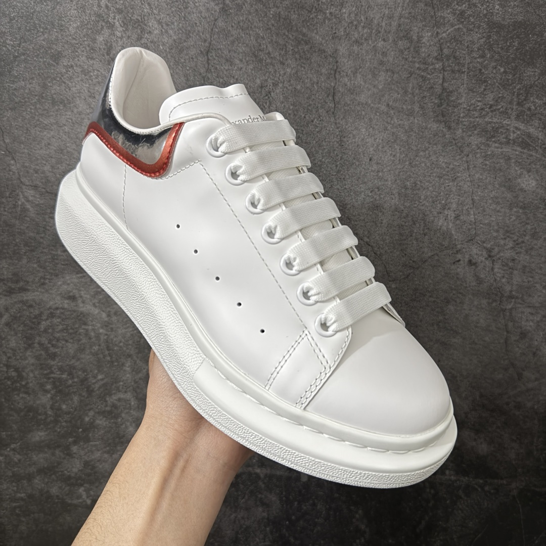 图片[3]-【HT纯原礼盒版】Alexander McQueen/亚历山大麦昆松糕鞋厚底增高小白鞋 白银红尾 全市场配色最齐(100+配色) 性价比最高 同价位品质无敌 进口丝绸亚光原版正品 水染羊皮内里 羊皮垫脚 回弹度到位 耐磨又舒适 鞋底厚4.5cm 全套原版包装 配件齐全 官方一致 凹凸定制正品原盒包装 右脚鞋舌嵌入防伪芯片装置 外盒鞋标官方二维码扫码+防伪芯片 尺码：40-45-选品中心