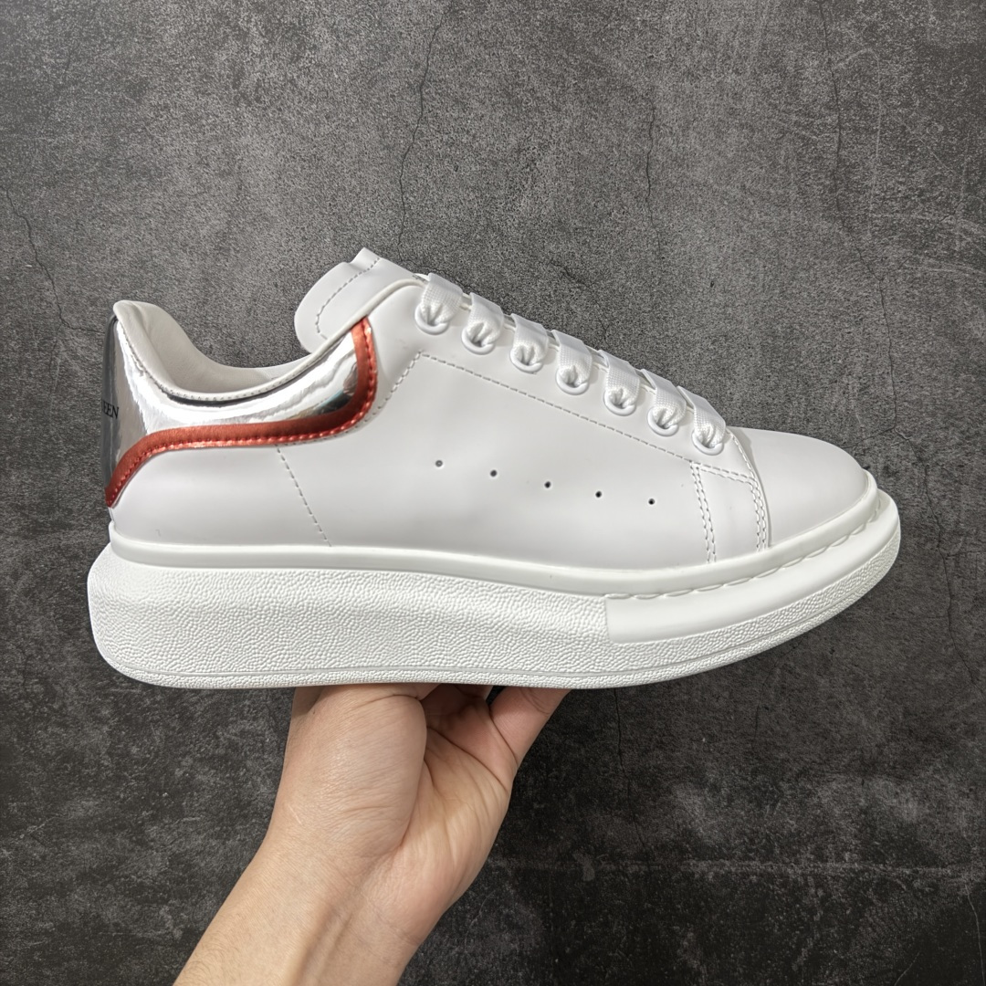 【HT纯原礼盒版】Alexander McQueen/亚历山大麦昆松糕鞋厚底增高小白鞋 白银红尾 全市场配色最齐(100+配色) 性价比最高 同价位品质无敌 进口丝绸亚光原版正品 水染羊皮内里 羊皮垫脚 回弹度到位 耐磨又舒适 鞋底厚4.5cm 全套原版包装 配件齐全 官方一致 凹凸定制正品原盒包装 右脚鞋舌嵌入防伪芯片装置 外盒鞋标官方二维码扫码+防伪芯片 尺码：40-45-选品中心