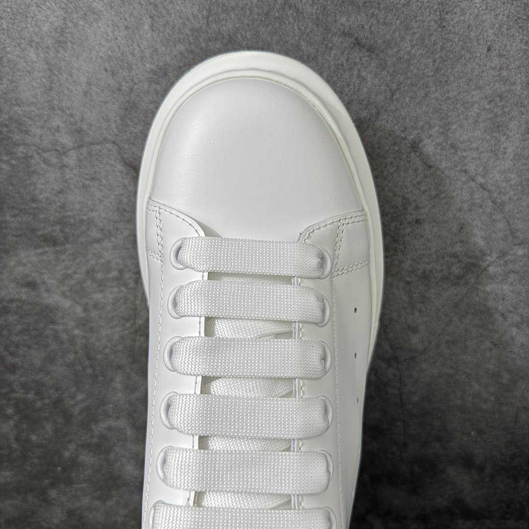 图片[5]-【HT纯原礼盒版】Alexander McQueen/亚历山大麦昆松糕鞋厚底增高小白鞋 白银红尾 全市场配色最齐(100+配色) 性价比最高 同价位品质无敌 进口丝绸亚光原版正品 水染羊皮内里 羊皮垫脚 回弹度到位 耐磨又舒适 鞋底厚4.5cm 全套原版包装 配件齐全 官方一致 凹凸定制正品原盒包装 右脚鞋舌嵌入防伪芯片装置 外盒鞋标官方二维码扫码+防伪芯片 尺码：40-45-选品中心