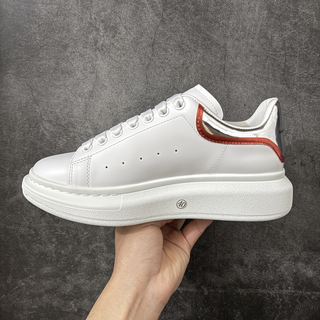 图片[2]-【HT纯原礼盒版】Alexander McQueen/亚历山大麦昆松糕鞋厚底增高小白鞋 白银红尾 全市场配色最齐(100+配色) 性价比最高 同价位品质无敌 进口丝绸亚光原版正品 水染羊皮内里 羊皮垫脚 回弹度到位 耐磨又舒适 鞋底厚4.5cm 全套原版包装 配件齐全 官方一致 凹凸定制正品原盒包装 右脚鞋舌嵌入防伪芯片装置 外盒鞋标官方二维码扫码+防伪芯片 尺码：40-45-选品中心