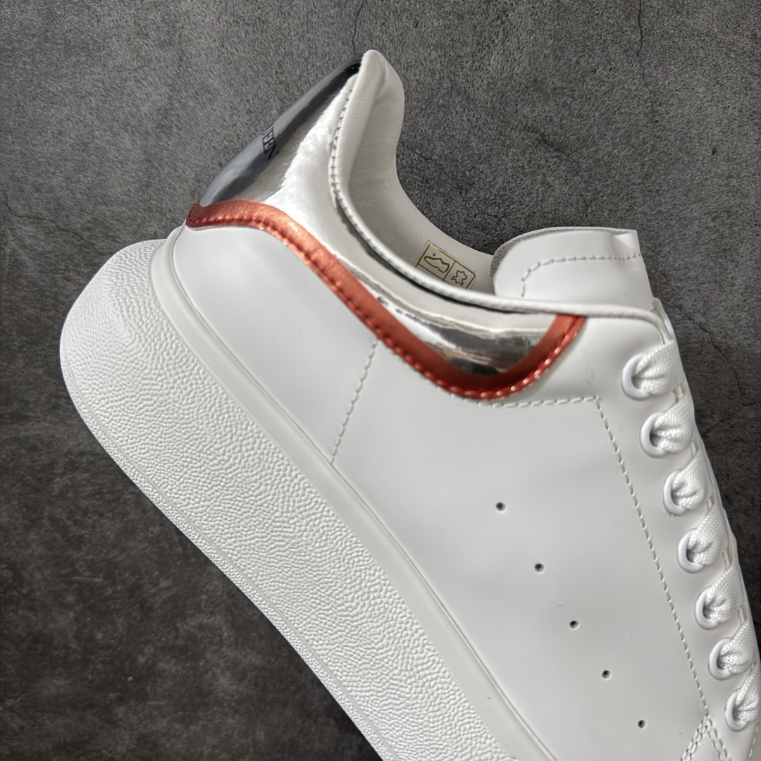 图片[7]-【HT纯原礼盒版】Alexander McQueen/亚历山大麦昆松糕鞋厚底增高小白鞋 白银红尾 全市场配色最齐(100+配色) 性价比最高 同价位品质无敌 进口丝绸亚光原版正品 水染羊皮内里 羊皮垫脚 回弹度到位 耐磨又舒适 鞋底厚4.5cm 全套原版包装 配件齐全 官方一致 凹凸定制正品原盒包装 右脚鞋舌嵌入防伪芯片装置 外盒鞋标官方二维码扫码+防伪芯片 尺码：40-45-选品中心