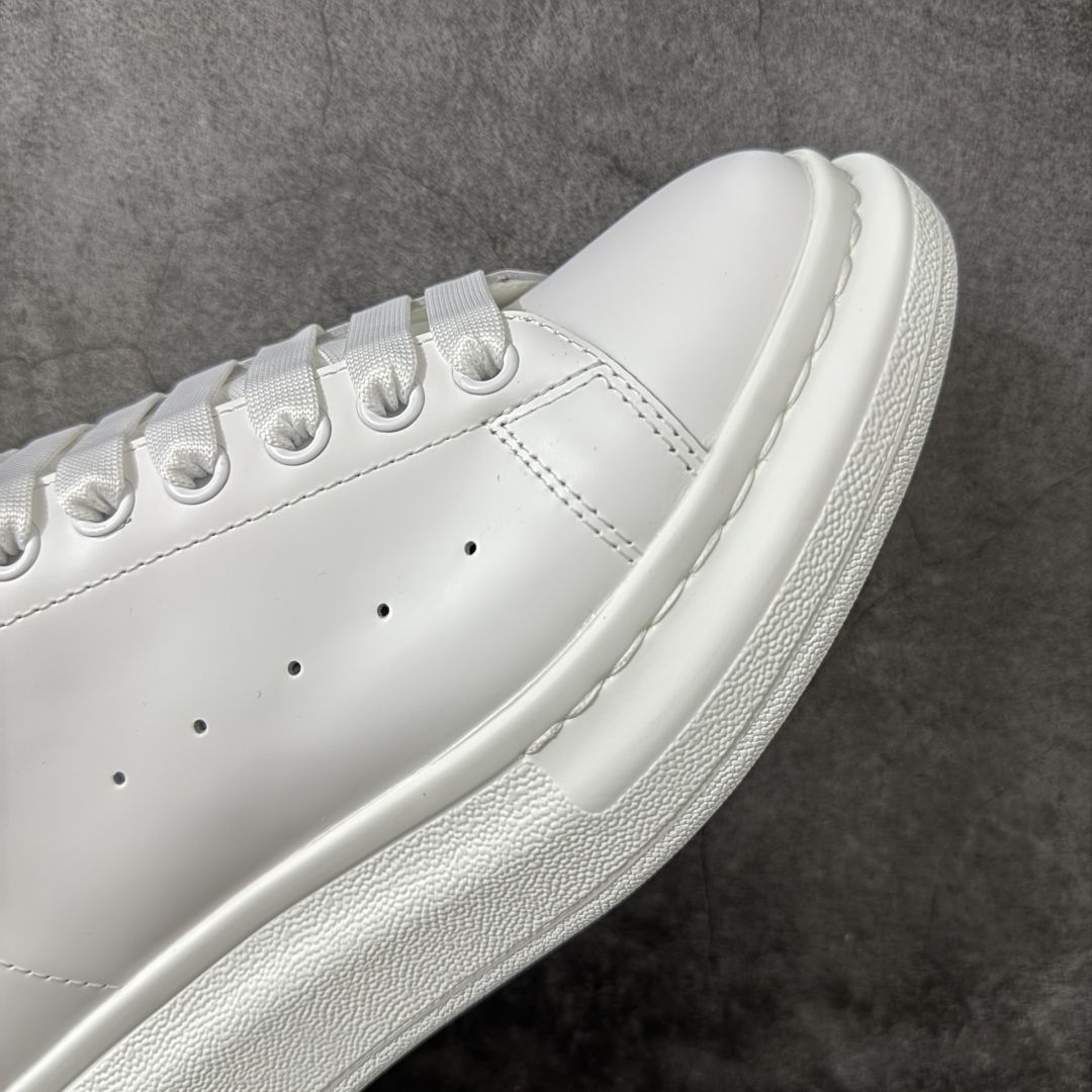 图片[6]-【HT纯原礼盒版】Alexander McQueen/亚历山大麦昆松糕鞋厚底增高小白鞋 白银红尾 全市场配色最齐(100+配色) 性价比最高 同价位品质无敌 进口丝绸亚光原版正品 水染羊皮内里 羊皮垫脚 回弹度到位 耐磨又舒适 鞋底厚4.5cm 全套原版包装 配件齐全 官方一致 凹凸定制正品原盒包装 右脚鞋舌嵌入防伪芯片装置 外盒鞋标官方二维码扫码+防伪芯片 尺码：40-45-选品中心