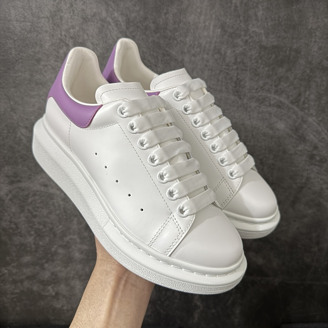 图片[5]-【HT纯原礼盒版】Alexander McQueen/亚历山大麦昆松糕鞋厚底增高小白鞋 全市场配色最齐(100+配色) 性价比最高 同价位品质无敌 进口丝绸亚光原版正品 水染羊皮内里 羊皮垫脚 回弹度到位 耐磨又舒适 鞋底厚4.5cm 全套原版包装 配件齐全 官方一致 凹凸定制正品原盒包装 右脚鞋舌嵌入防伪芯片装置 外盒鞋标官方二维码扫码+防伪芯片 尺码：35-45-选品中心