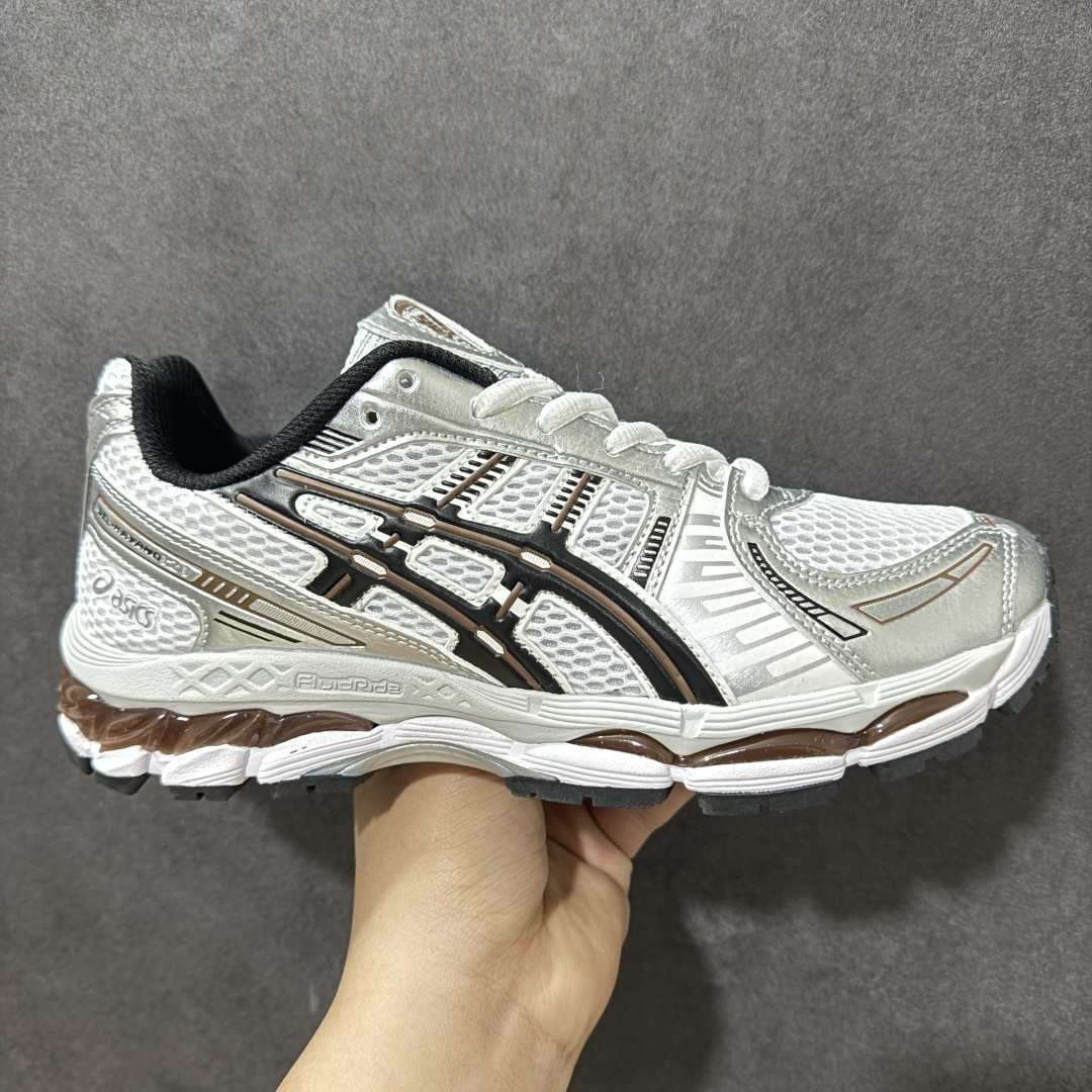 【公司级】AsicsGel-Kayano 12.1 亚瑟士运动休闲透气专业跑鞋 提供出众的稳定性与缓冲 此种置于中底内部的自适应发泡材料 可在每一次冲击后帮助足弓重新定位 强化迈步时的支撑性中底处的另一项升级为FFBLASTTM PLUSECO缓冲科技 此种材料含有约24%的生物基成分 可在每一步中创造绵柔的触地脚感PureGELM科技位干鞋跟底部 柔软度比标准GELM科技高65% 为长跑训练者带来令人惊奇的运动顺畅感 货号： 1203A869-021 尺码： 36 36.5 37.5 38 38.5 39 40 40.5 41.5 42 42.5 43.5 44 45 46 47-选品中心