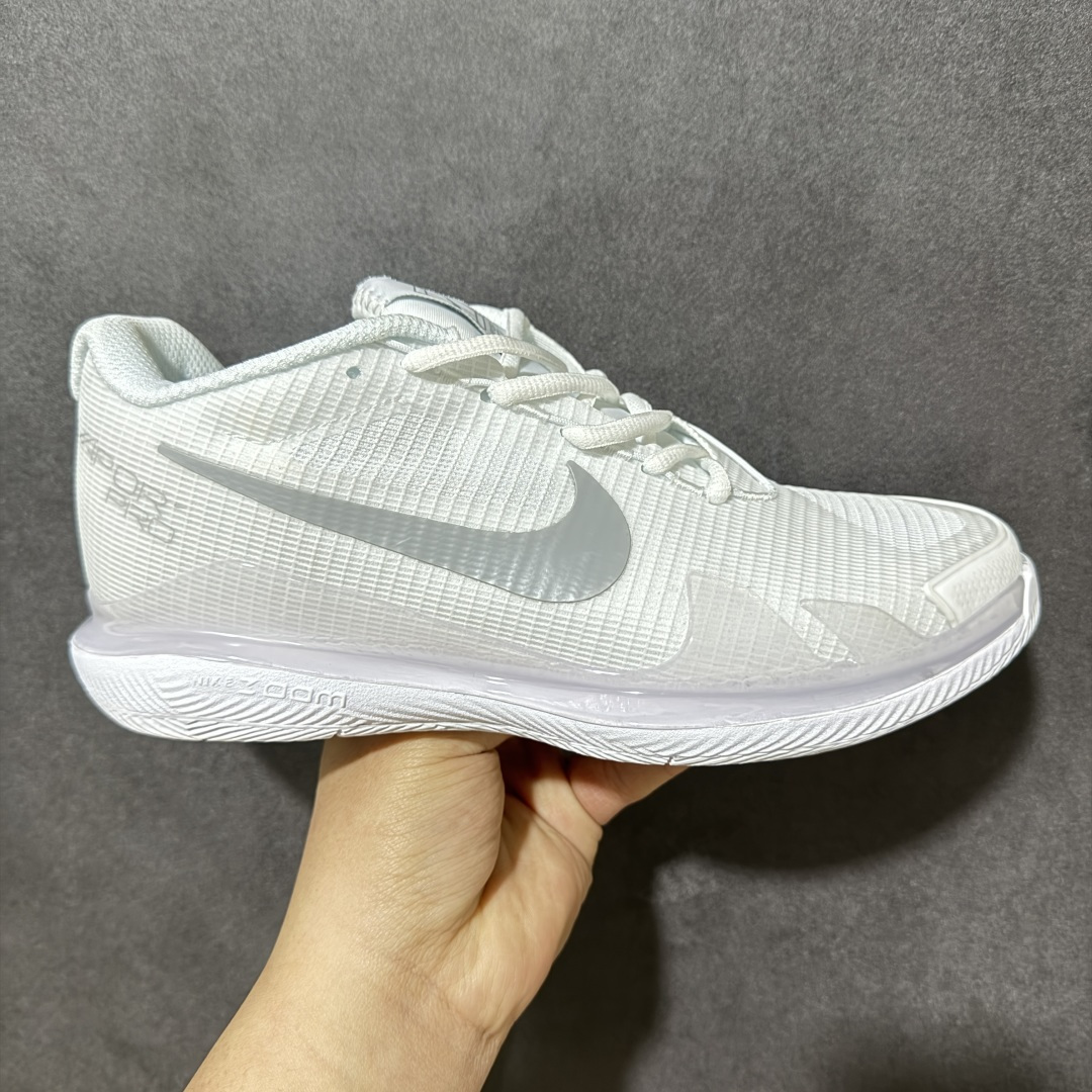【公司级】Nike Zoom Vapor Pro HC简约时尚百搭经典 减震 低帮 网球鞋 颜值与实用性兼具 轻质网眼鞋面，透气又轻盈 Air Zoom 缓震配置超给力，击球冲击能有效吸收，缓震回弹超舒适，启动反馈也很赞。 鞋身流线型设计，减少空气阻力，灵活性拉满 鞋底橡胶耐磨，硬地抓地力强，多方向人字纹，急停、变向都稳 中足锁定稳，侧向支撑靠谱，鞋楦贴合度适中，打球时脚在鞋里不乱晃，能专注赢球 简约设计适配多种风格，运动与日常场景无缝切换 轻量化与透气性 网面材质减轻重量，长时间穿着舒适 尺码：36-45-选品中心