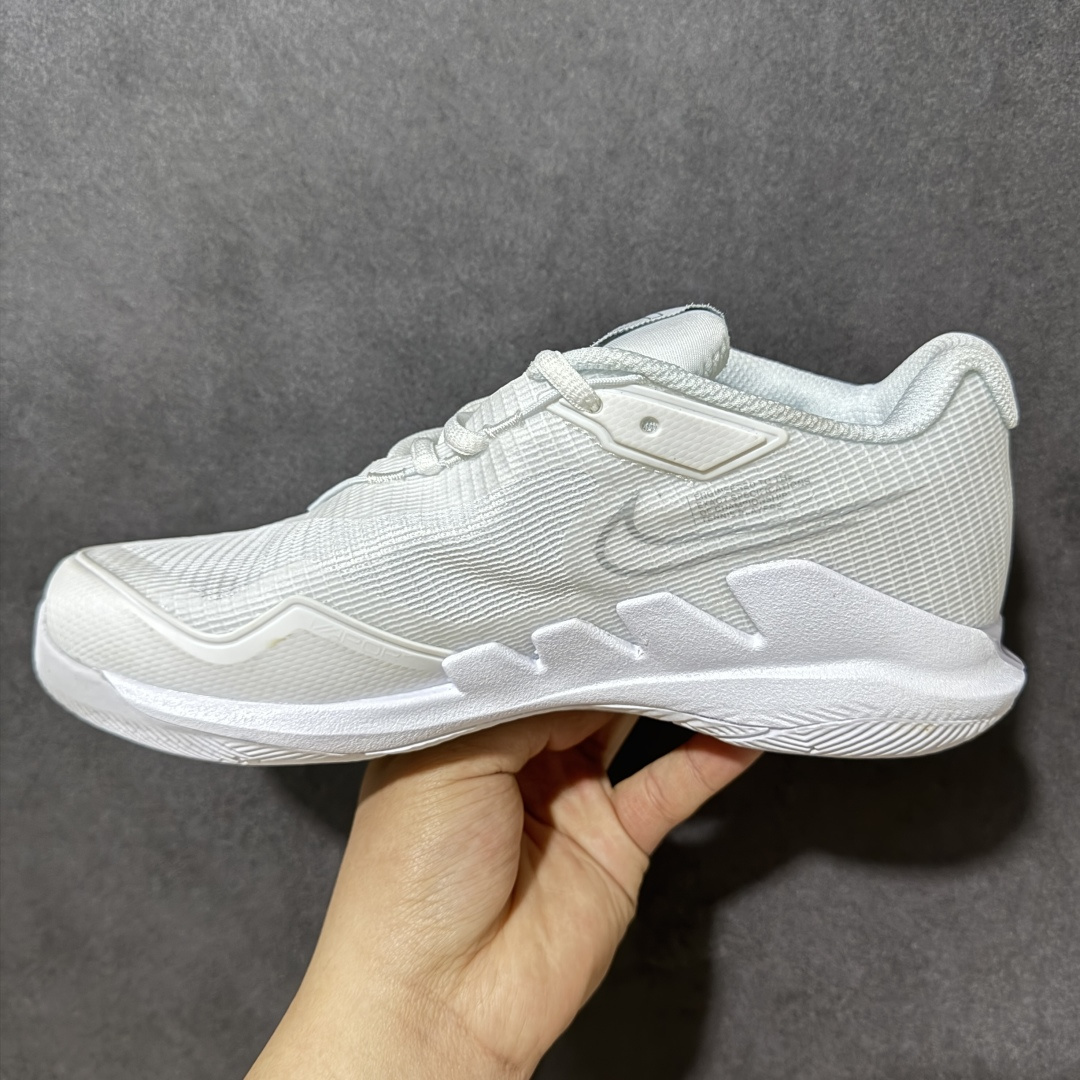 图片[2]-【公司级】Nike Zoom Vapor Pro HC简约时尚百搭经典 减震 低帮 网球鞋 颜值与实用性兼具 轻质网眼鞋面，透气又轻盈 Air Zoom 缓震配置超给力，击球冲击能有效吸收，缓震回弹超舒适，启动反馈也很赞。 鞋身流线型设计，减少空气阻力，灵活性拉满 鞋底橡胶耐磨，硬地抓地力强，多方向人字纹，急停、变向都稳 中足锁定稳，侧向支撑靠谱，鞋楦贴合度适中，打球时脚在鞋里不乱晃，能专注赢球 简约设计适配多种风格，运动与日常场景无缝切换 轻量化与透气性 网面材质减轻重量，长时间穿着舒适 尺码：36-45-选品中心