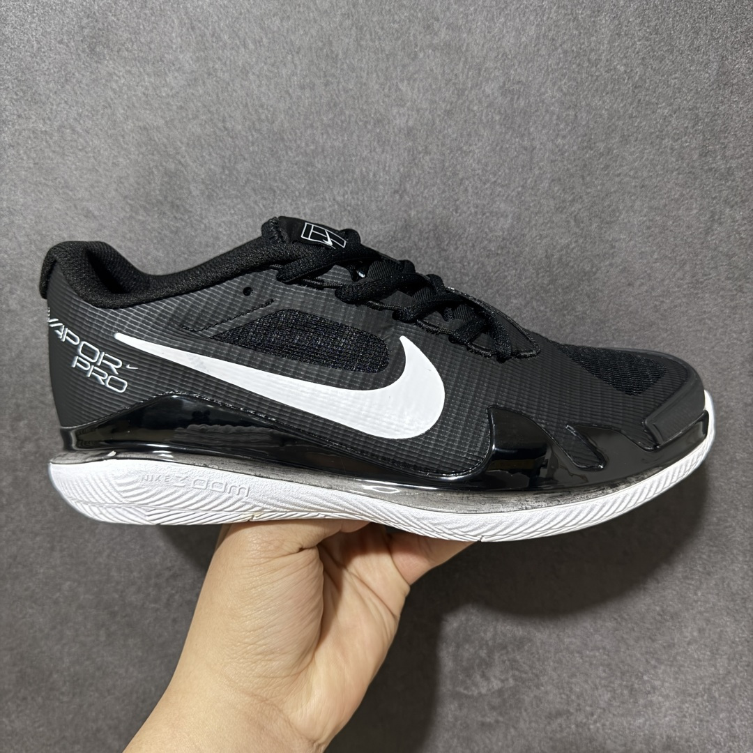 【公司级】Nike Zoom Vapor Pro HC简约时尚百搭经典 减震 低帮 网球鞋 颜值与实用性兼具 轻质网眼鞋面，透气又轻盈 Air Zoom 缓震配置超给力，击球冲击能有效吸收，缓震回弹超舒适，启动反馈也很赞。 鞋身流线型设计，减少空气阻力，灵活性拉满 鞋底橡胶耐磨，硬地抓地力强，多方向人字纹，急停、变向都稳 中足锁定稳，侧向支撑靠谱，鞋楦贴合度适中，打球时脚在鞋里不乱晃，能专注赢球 简约设计适配多种风格，运动与日常场景无缝切换 轻量化与透气性 网面材质减轻重量，长时间穿着舒适 尺码：36-45-选品中心