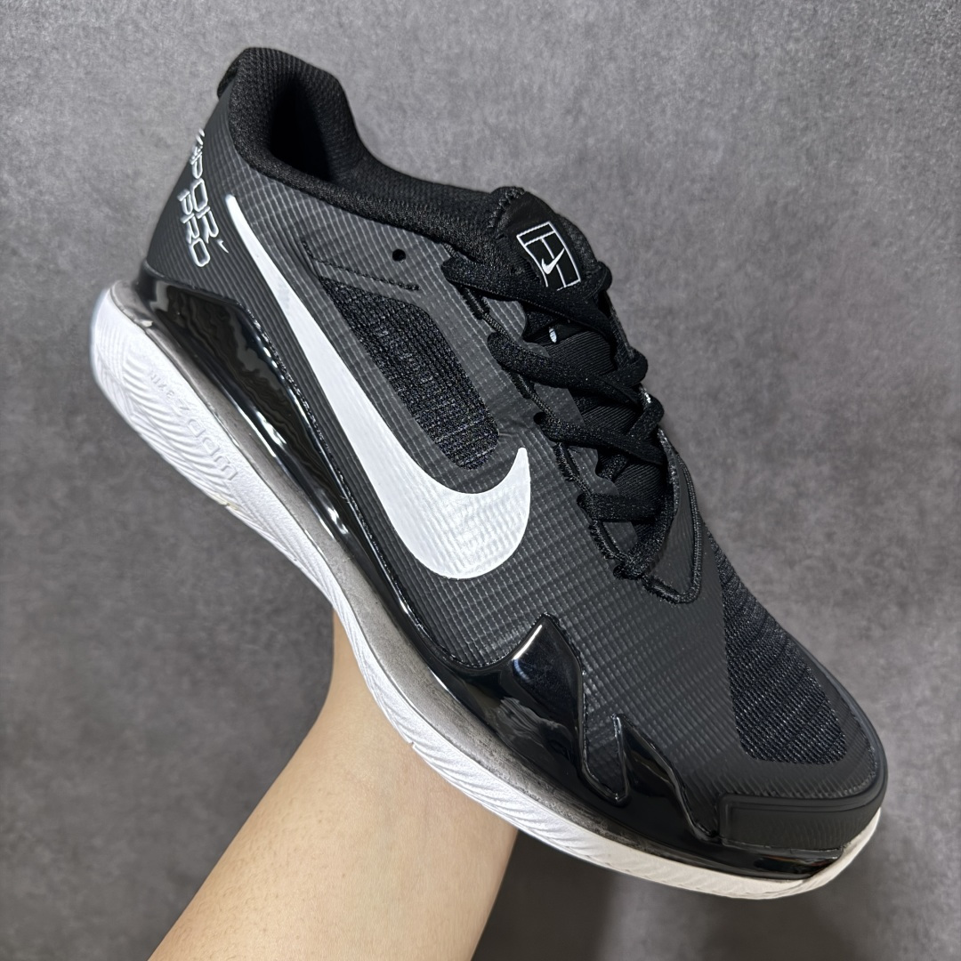 图片[3]-【公司级】Nike Zoom Vapor Pro HC简约时尚百搭经典 减震 低帮 网球鞋 颜值与实用性兼具 轻质网眼鞋面，透气又轻盈 Air Zoom 缓震配置超给力，击球冲击能有效吸收，缓震回弹超舒适，启动反馈也很赞。 鞋身流线型设计，减少空气阻力，灵活性拉满 鞋底橡胶耐磨，硬地抓地力强，多方向人字纹，急停、变向都稳 中足锁定稳，侧向支撑靠谱，鞋楦贴合度适中，打球时脚在鞋里不乱晃，能专注赢球 简约设计适配多种风格，运动与日常场景无缝切换 轻量化与透气性 网面材质减轻重量，长时间穿着舒适 尺码：36-45-选品中心