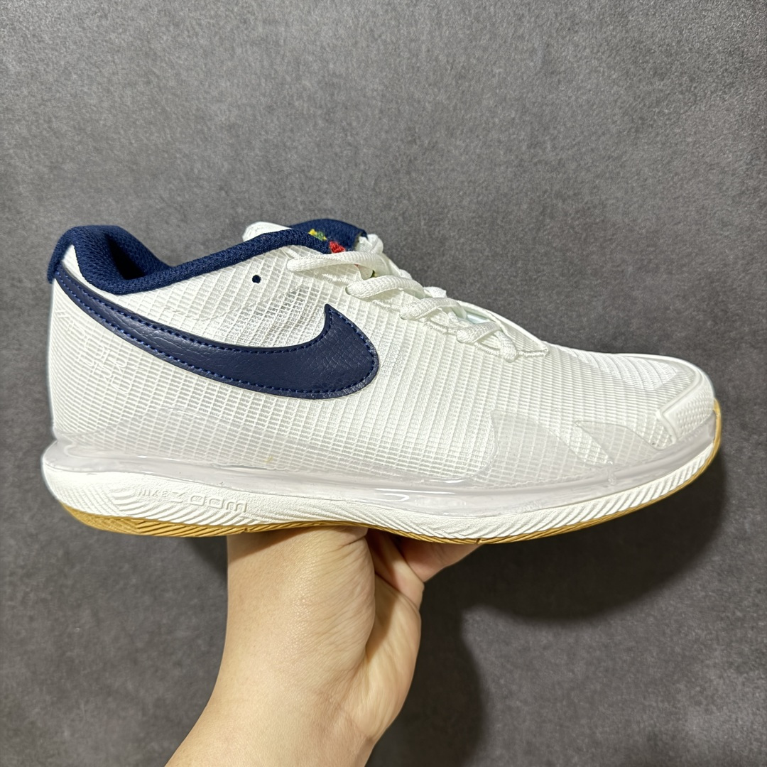【公司级】Nike Zoom Vapor Pro HC简约时尚百搭经典 减震 低帮 网球鞋 颜值与实用性兼具 轻质网眼鞋面，透气又轻盈 Air Zoom 缓震配置超给力，击球冲击能有效吸收，缓震回弹超舒适，启动反馈也很赞。 鞋身流线型设计，减少空气阻力，灵活性拉满 鞋底橡胶耐磨，硬地抓地力强，多方向人字纹，急停、变向都稳 中足锁定稳，侧向支撑靠谱，鞋楦贴合度适中，打球时脚在鞋里不乱晃，能专注赢球 简约设计适配多种风格，运动与日常场景无缝切换 轻量化与透气性 网面材质减轻重量，长时间穿着舒适 尺码：36-45-选品中心
