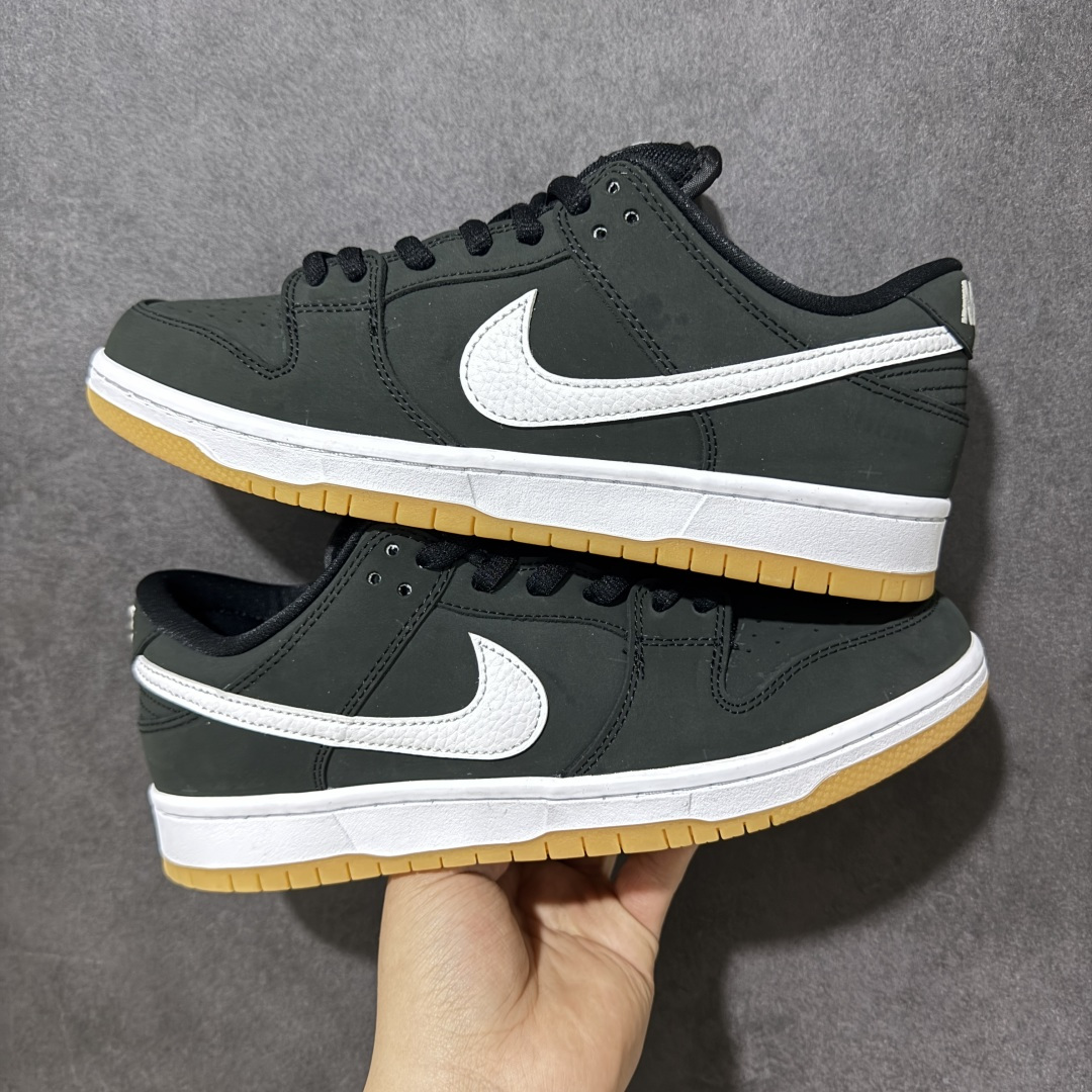 图片[9]-【YC纯原】NK SB Dunk Low Pro 黑白生胶 CD2563-006 实力大厂出品 新配色陆续开发 全套原纸板楦头开发 确保原汁原味 完美呈现DUNK版型 一比一鞋头弧度高度鞋身弧度 此版本只针对中端市场 皮料材质有所更替 其他数据细节工艺流程均保持一致 绝不口嗨 细节品控鞋型随意对比 独家私模官方第六代原厂航空铝磨具打磨大底 鞋头坡度极致还原 无解鞋型 原盒原配 圈内天花板工艺 原厂玻璃冲刀 超高清洁度 全鞋零毛边皮料切割 原厂中底布点胶 中底布拉帮走线遵循公司 尺码： 40 40.5 41 42 42.5 43 44 44.5 45 46-选品中心