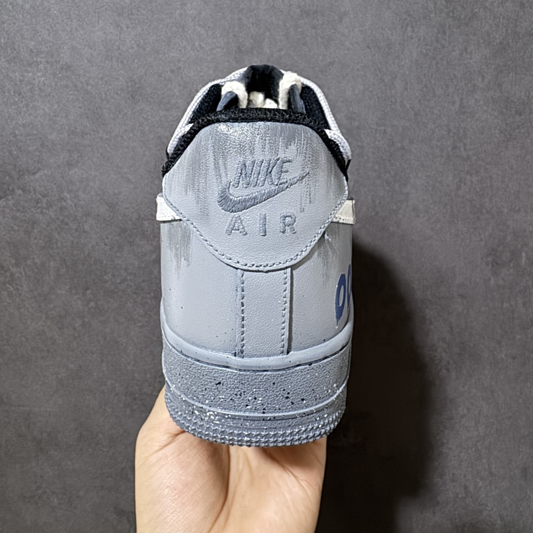 图片[4]-【定制版】Nike Air Force 1\’07 Low \”ootp\” 手绘涂鸦 水泥墙 空军一号低帮休闲板鞋 CW2288-110  鞋面斑驳的泼墨纹理与粗粝的中底颗粒感，还原了老巷墙面的岁月痕迹；红蓝色涂鸦笔触与粗棉鞋带，注入随性不羁的街头艺术气息，让每一步都带着复古与叛逆的碰撞  尺码：36 37 37.5 38 39 39.5 40 40.5 41.5 42 42.5 43.5 44 45-选品中心