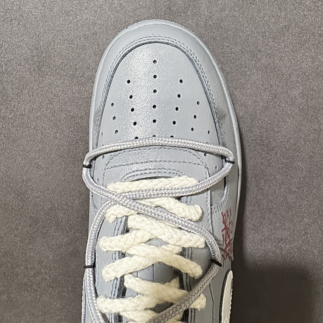 图片[5]-【定制版】Nike Air Force 1\’07 Low \”ootp\” 手绘涂鸦 水泥墙 空军一号低帮休闲板鞋 CW2288-110  鞋面斑驳的泼墨纹理与粗粝的中底颗粒感，还原了老巷墙面的岁月痕迹；红蓝色涂鸦笔触与粗棉鞋带，注入随性不羁的街头艺术气息，让每一步都带着复古与叛逆的碰撞  尺码：36 37 37.5 38 39 39.5 40 40.5 41.5 42 42.5 43.5 44 45-选品中心