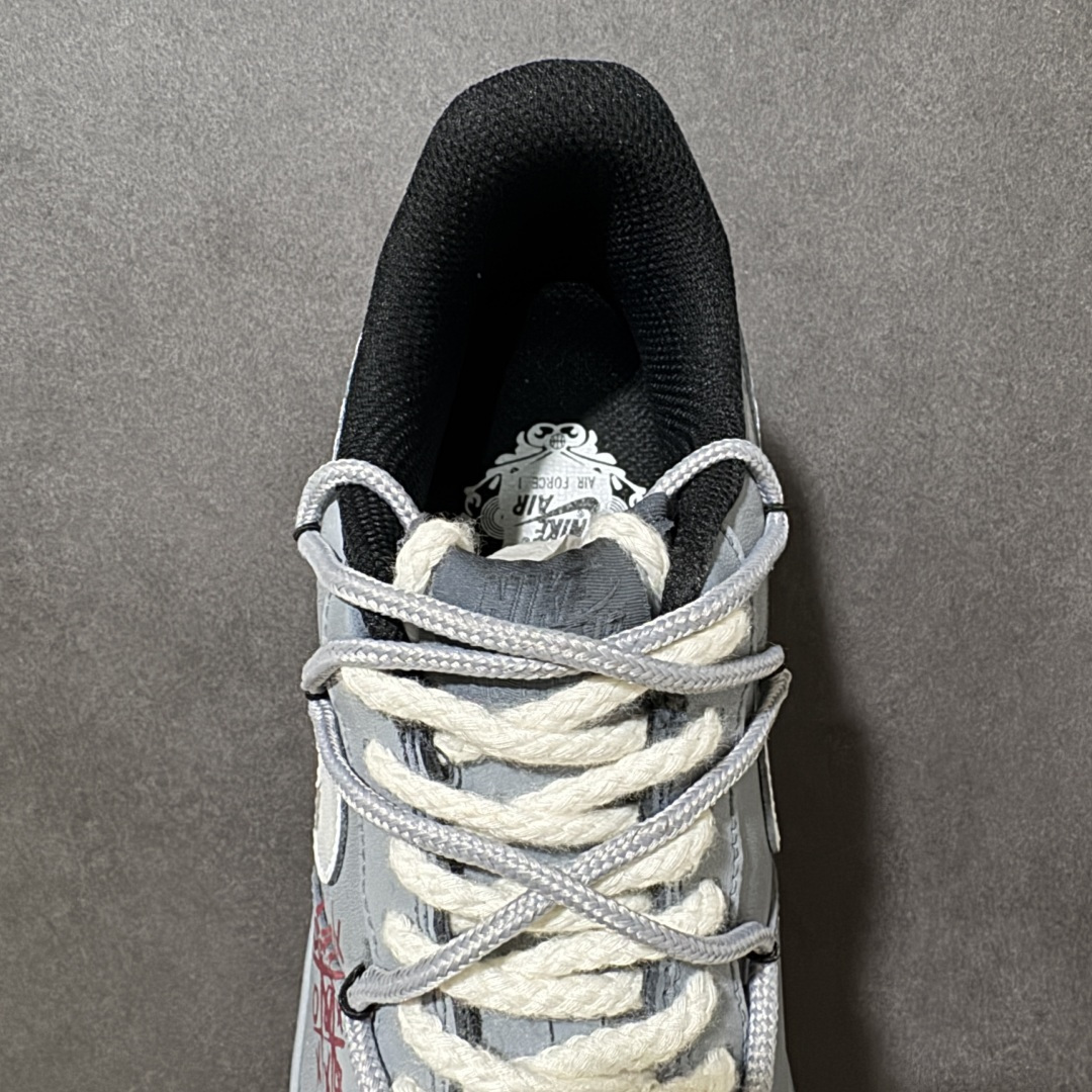 图片[6]-【定制版】Nike Air Force 1\’07 Low \”ootp\” 手绘涂鸦 水泥墙 空军一号低帮休闲板鞋 CW2288-110  鞋面斑驳的泼墨纹理与粗粝的中底颗粒感，还原了老巷墙面的岁月痕迹；红蓝色涂鸦笔触与粗棉鞋带，注入随性不羁的街头艺术气息，让每一步都带着复古与叛逆的碰撞  尺码：36 37 37.5 38 39 39.5 40 40.5 41.5 42 42.5 43.5 44 45-选品中心